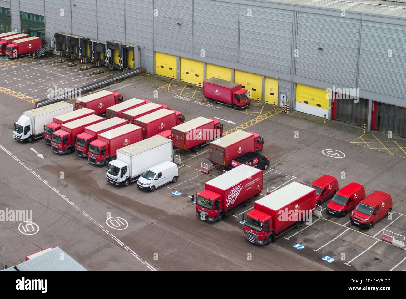 St Stephens Street, Birmingham, 20. Dezember 2024 - Royal Mail Birmingham Mail Centre und Depot voller LKW und Lieferwagen am Freitag, den 20. Dezember, dem letzten Weihnachtspostdatum für 1st Class Post. Quelle: British News und Media/Alamy Live News Stockfoto