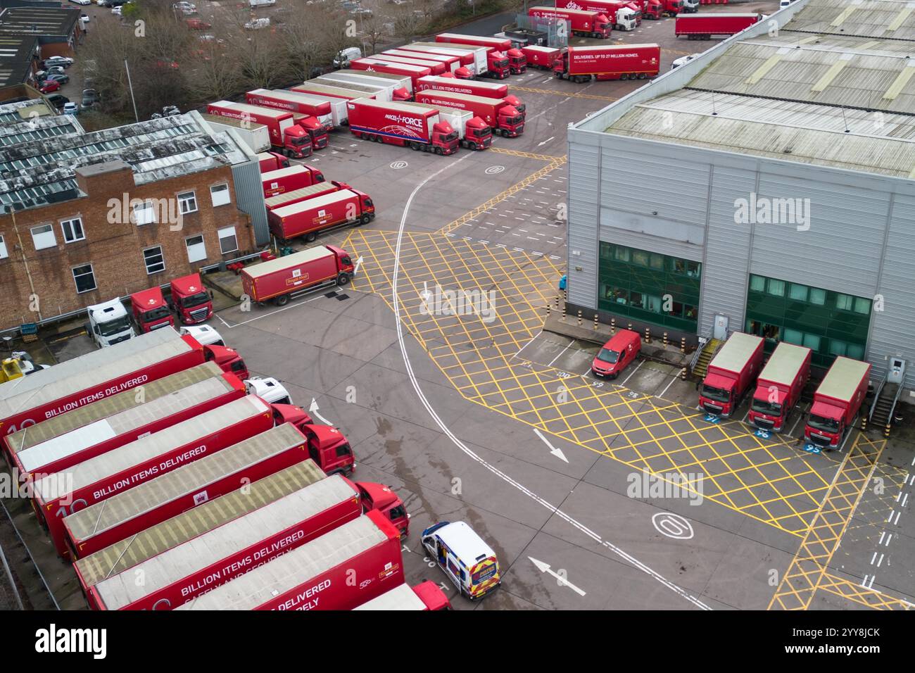St Stephens Street, Birmingham, 20. Dezember 2024 - Royal Mail Birmingham Mail Centre und Depot voller LKW und Lieferwagen am Freitag, den 20. Dezember, dem letzten Weihnachtspostdatum für 1st Class Post. Quelle: British News und Media/Alamy Live News Stockfoto