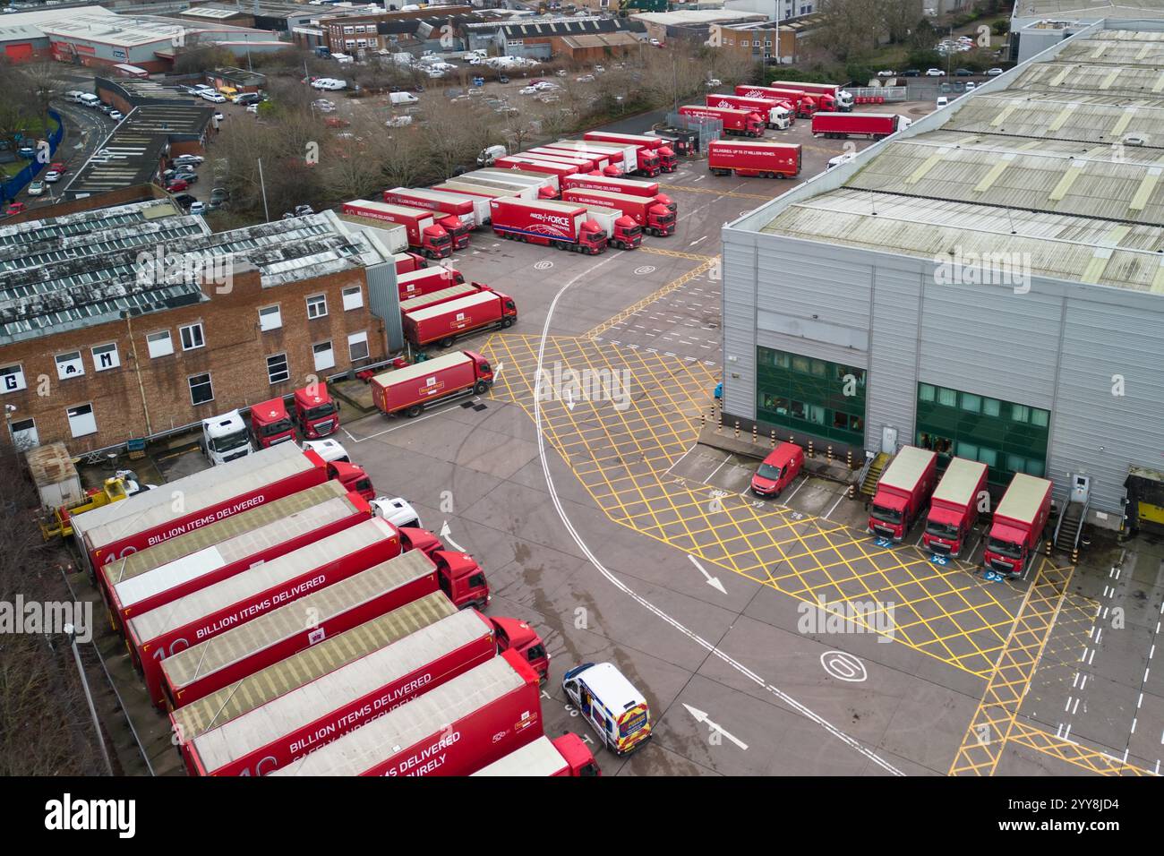 St Stephens Street, Birmingham, 20. Dezember 2024 - Royal Mail Birmingham Mail Centre und Depot voller LKW und Lieferwagen am Freitag, den 20. Dezember, dem letzten Weihnachtspostdatum für 1st Class Post. Quelle: British News und Media/Alamy Live News Stockfoto