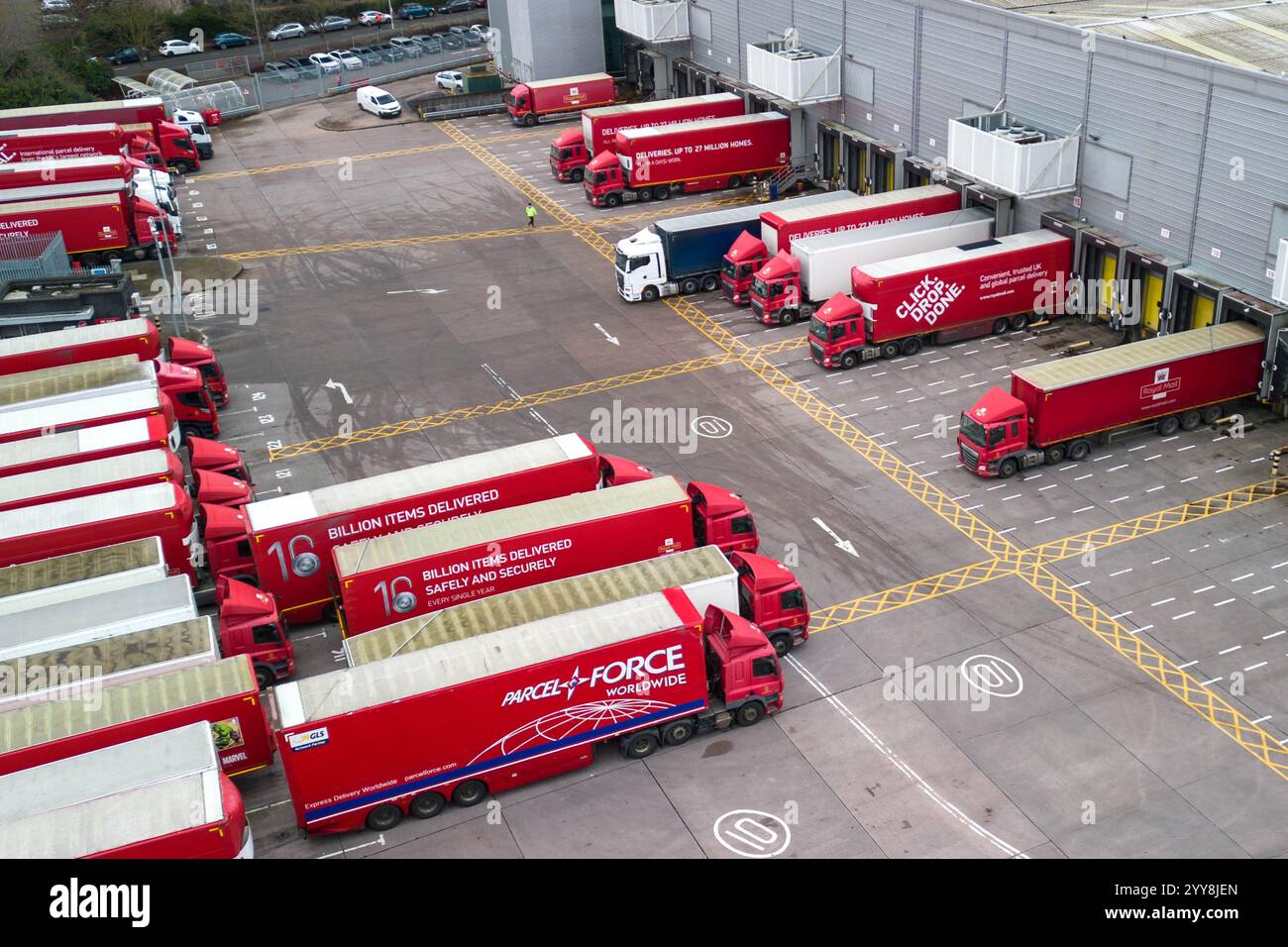 St Stephens Street, Birmingham, 20. Dezember 2024 - Royal Mail Birmingham Mail Centre und Depot voller LKW und Lieferwagen am Freitag, den 20. Dezember, dem letzten Weihnachtspostdatum für 1st Class Post. Quelle: British News und Media/Alamy Live News Stockfoto