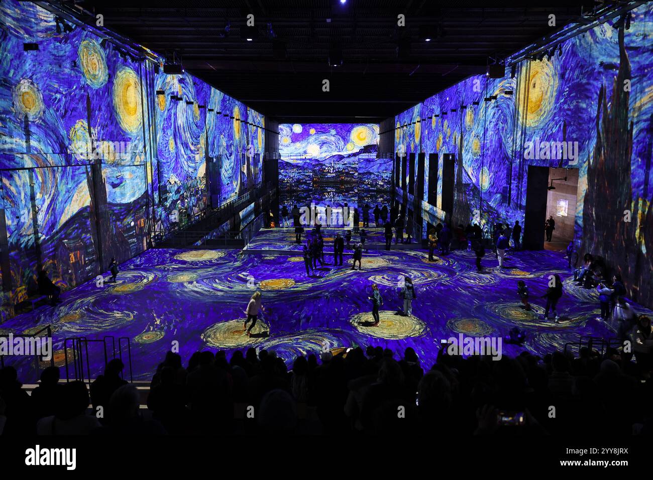 Bordeaux (Südwestfrankreich): Lichtprojektionen im digitalen Kunstzentrum „Bassins de Lumières“, immersive Ausstellungen „von Vermeer bis Van Gogh, t Stockfoto