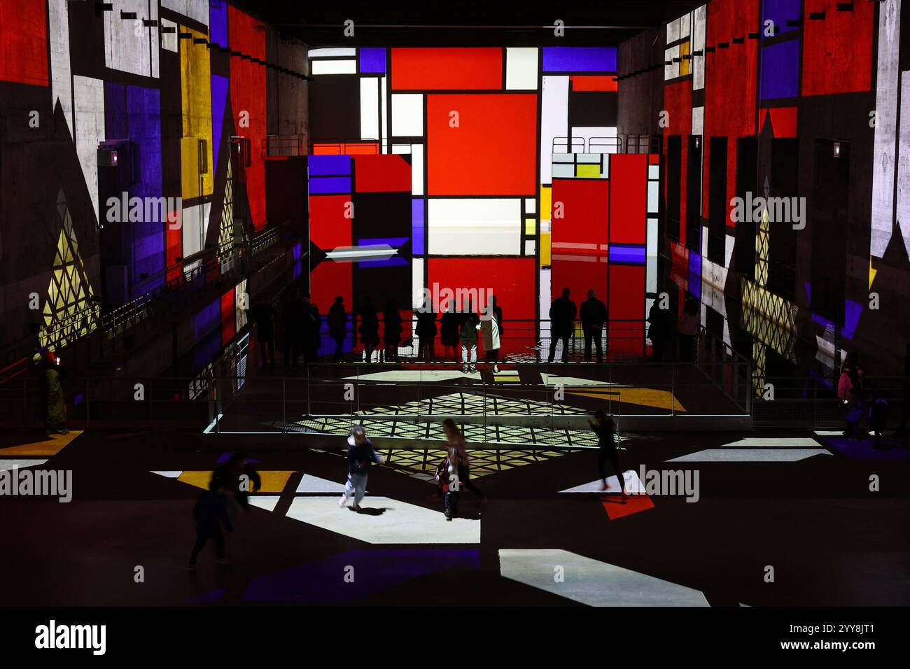 Bordeaux (Südwestfrankreich): Lichtprojektionen im digitalen Kunstzentrum „Bassins de Lumières“, immersive Ausstellungen „von Vermeer bis Van Gogh, t Stockfoto