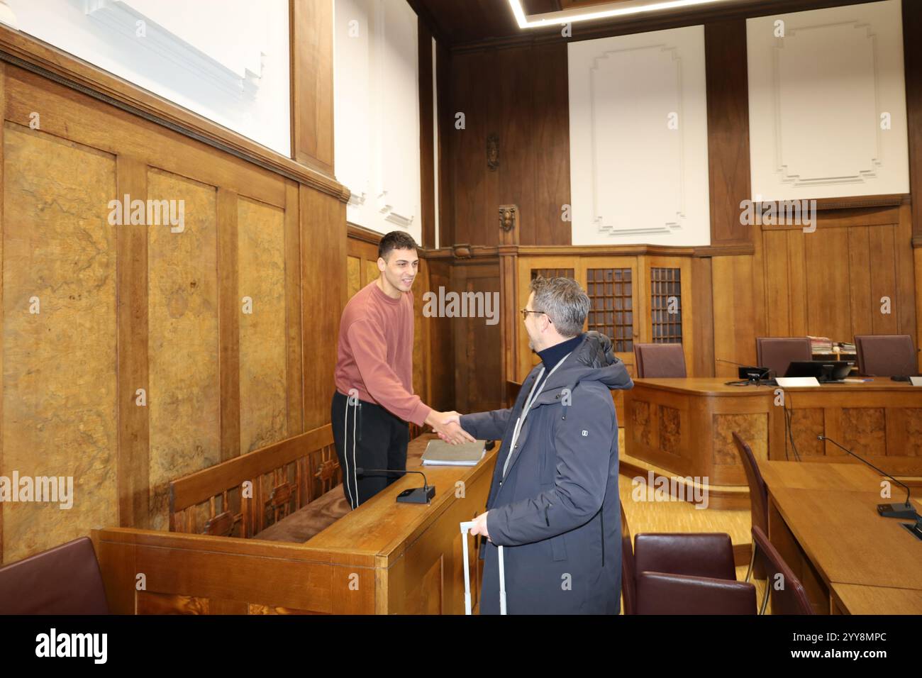 Duisburg, Deutschland. Dezember 2024. Der Angeklagte Islamist beim Prozess vor dem Amtsgericht Duisburg. Gem. Zur Anklageerhebung stimmte der Beklagte c Stockfoto