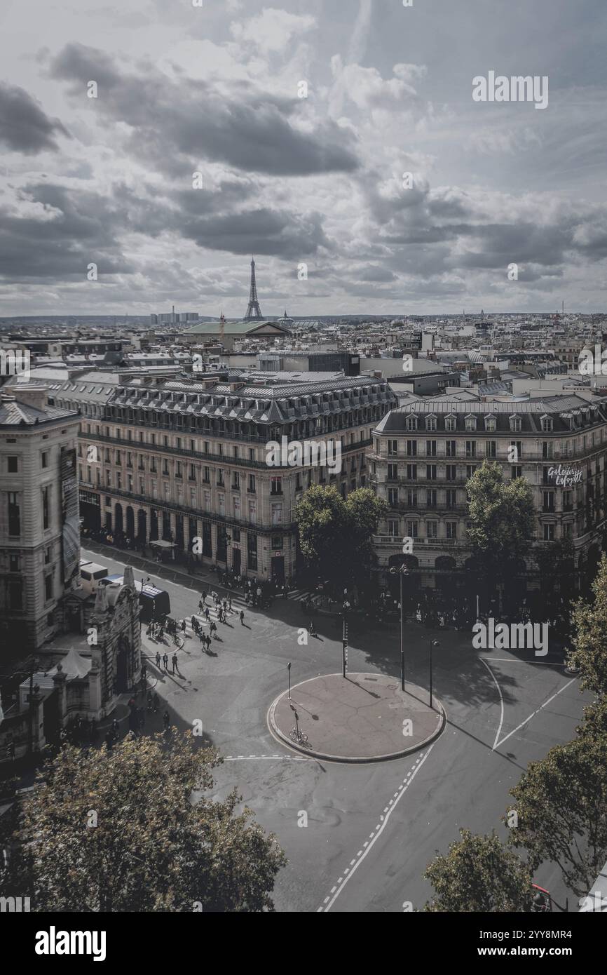 Berühmte Pariser Skyline mit dem Eiffelturm und den belebten Straßen darunter Stockfoto