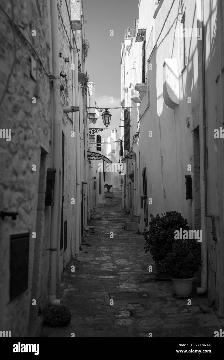 Bezaubernde enge Gassen, in denen jede Ecke Geschichte und Ruhe erzählt Stockfoto