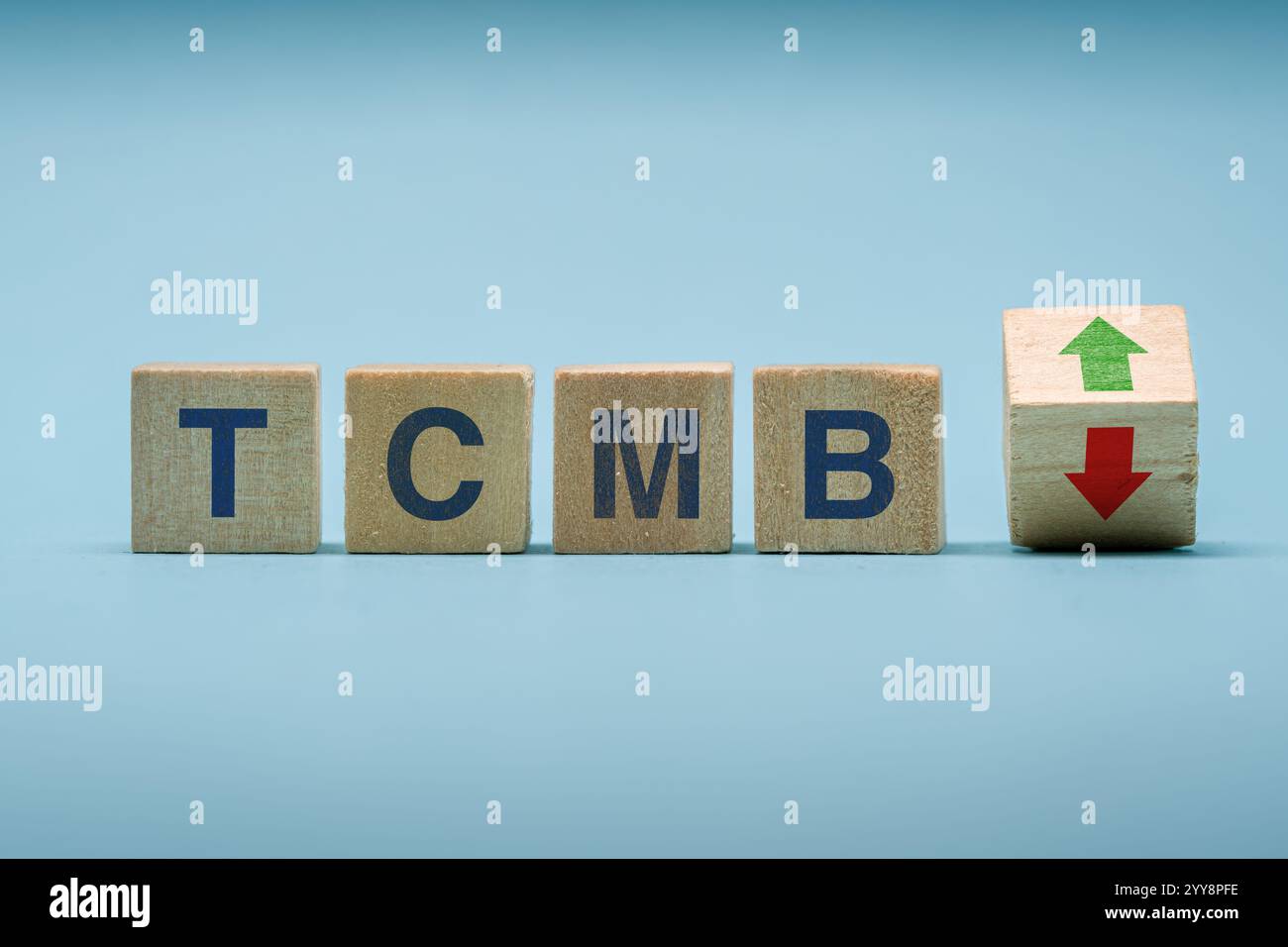 Holzwürfel mit TCMB (Turkiye Cumhuriyet Merkez Bankasi) und nach-unten-Pfeilen. Das Konzept der Zinserhöhung der TCMB zur Eindämmung der Inflation Stockfoto