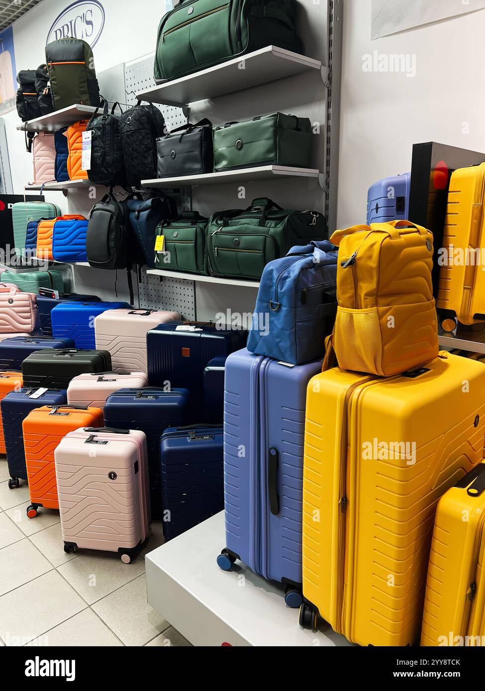 Kiew, Ukraine - 18. Dezember 2024: In einem Einzelhandelsgeschäft werden verschiedenste bunte Koffer und Taschen präsentiert, die auf Reisen und Tourismus hinweisen. Th Stockfoto