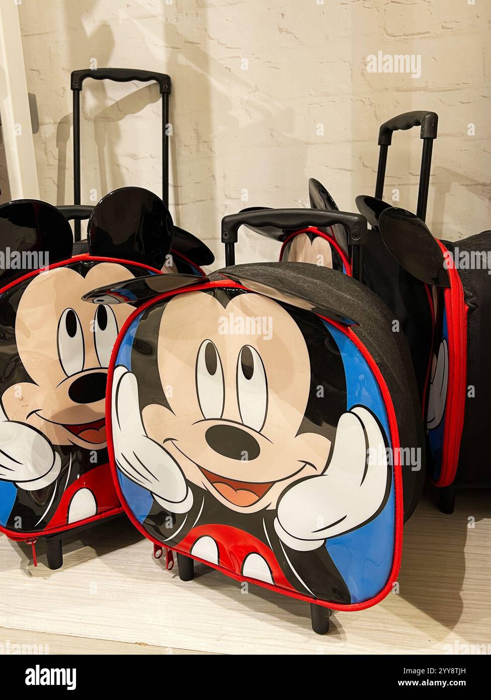 Kiew, Ukraine - 18. Dezember 2024: Farbenfrohe Kinderwagen-Koffer mit erkennbaren Zeichentrickfiguren in einem Geschäft. Stockfoto