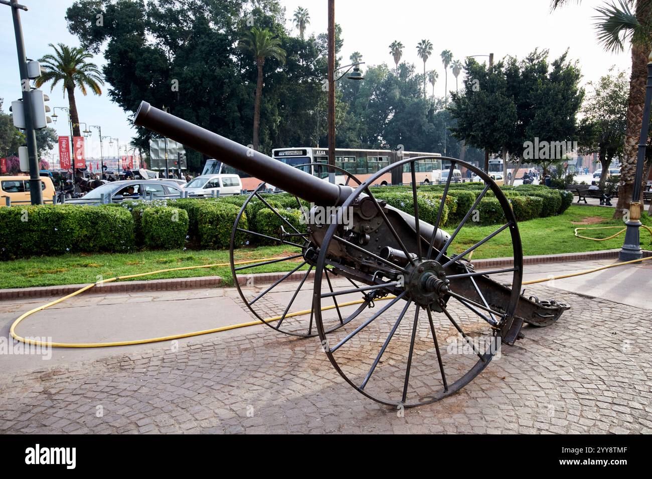Alte Kanone 1877 Mle 80 mm 8 cm französische Kanone vor der Medina und jemaa el fna Platz marrakesch, marokko Stockfoto