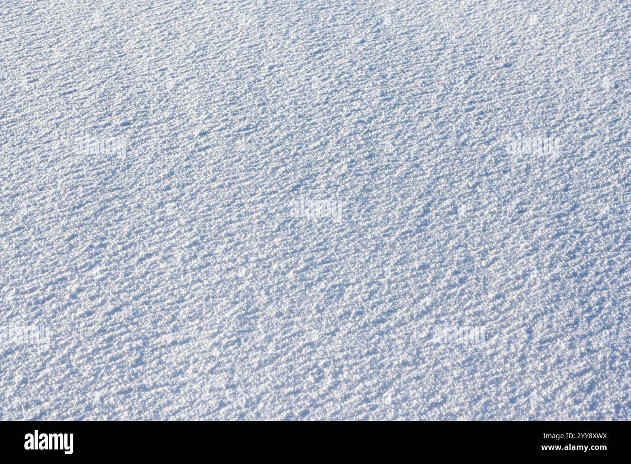 Die Textur des Neuschnees an frostigen sonnigen Tagen. Kann wie bei Weihnachtsfeiertagen verwendet werden Stockfoto