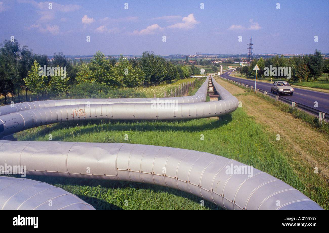 Ungarn, Industrieleitung für Warmwasser und Wärme entlang einer Straße im ländlichen Raum. Stockfoto