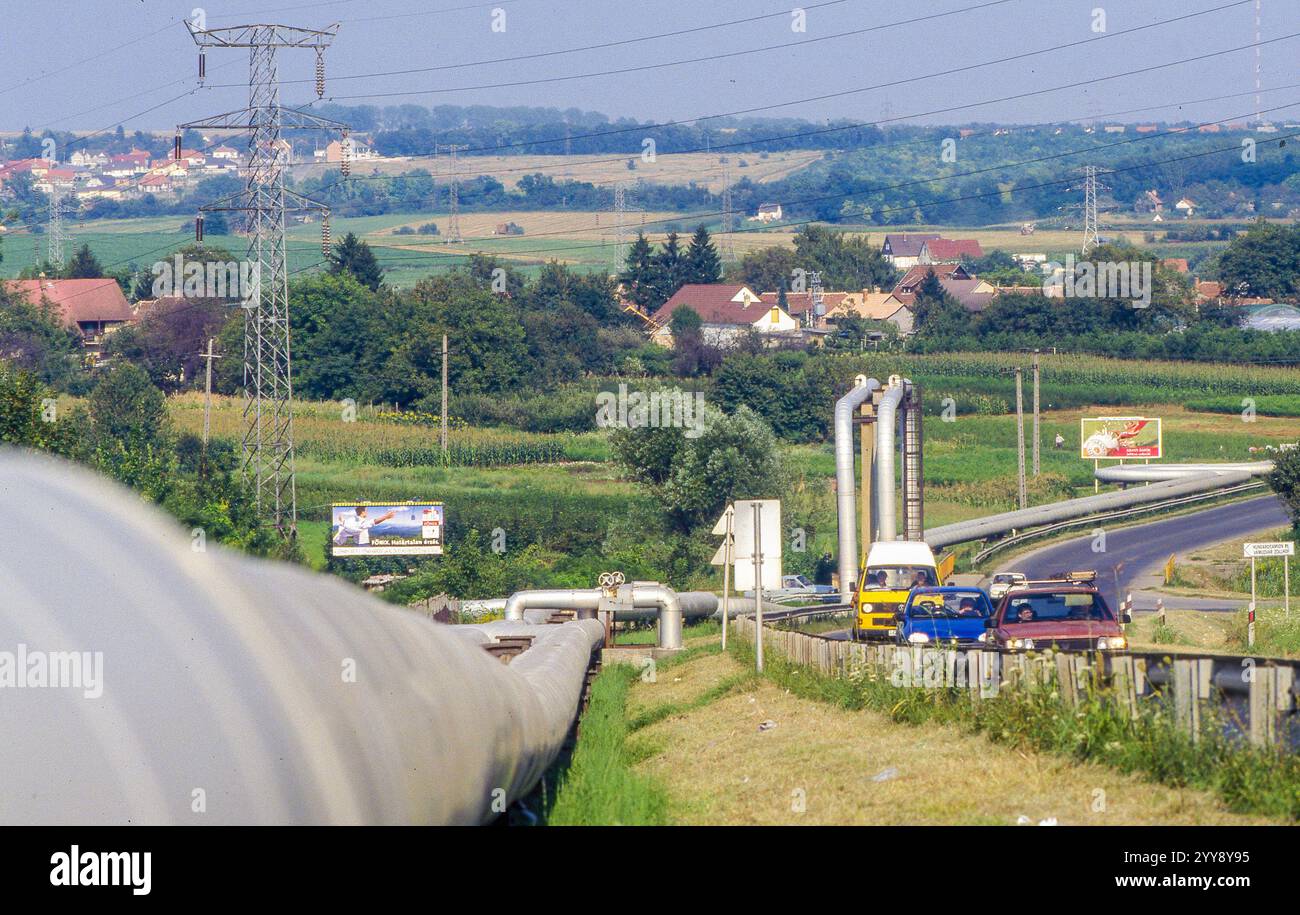 Ungarn, Industrieleitung für Warmwasser und Wärme entlang einer Straße im ländlichen Raum. Stockfoto