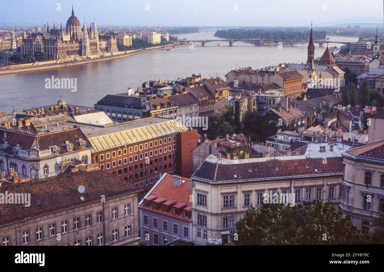 Ungarn, Budapest, Panorama der Stadt mit den parlamentsgebäuden und der Donau. Stockfoto