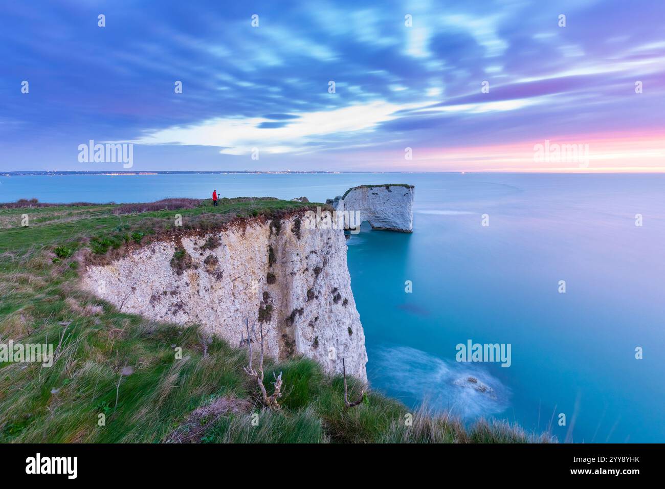 Blick auf die Old Harry Rocks, kalkhaltige Formationen in der Nähe von Handfast Point, auf der Isle of Purbeck in Dorset, Jurassic Coast, Südengland. Stockfoto