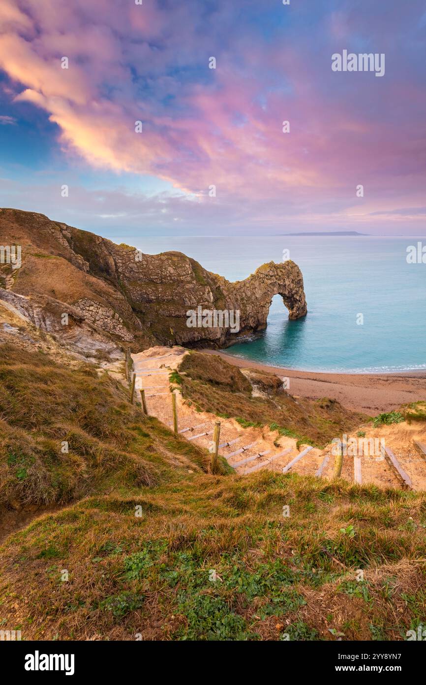 Blick aus der Vogelperspektive bei Sonnenuntergang auf die Durdle Door, einen natürlichen Kalksteinbogen an der Jurassic Coast in der Nähe von Lulworth in Dorset, Südengland. Stockfoto