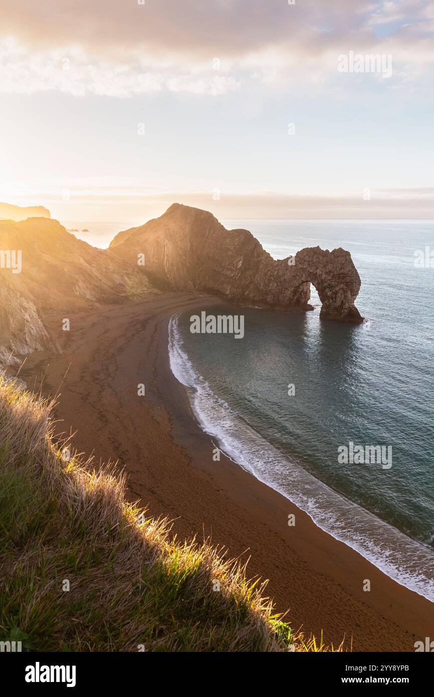 Blick aus der Vogelperspektive bei Sonnenuntergang auf die Durdle Door, einen natürlichen Kalksteinbogen an der Jurassic Coast in der Nähe von Lulworth in Dorset, Südengland. Stockfoto