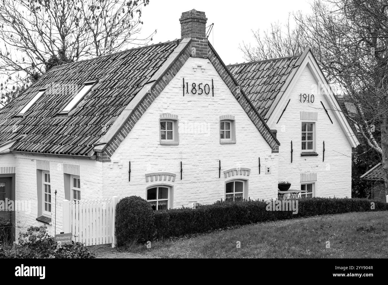 DEU, Deutschland, Niedersachsen, Krummhörn, Greetsiel, 12.12.2024: zwei alte Fischerhäuser am alten Deich am Hafen in Greetsiel in der Gemeinde Krummhörn im Landkreis Aurich in Ostfriesland im Dezember *** DEU, Deutschland, Niedersachsen, Krummhörn, Greetsiel, 12 12 2024 zwei alte Fischerhäuser auf dem alten Deich am Hafen von Greetsiel in der Gemeinde Krummhörn im Landkreis Aurich in Ostfriesland im Dezember Stockfoto