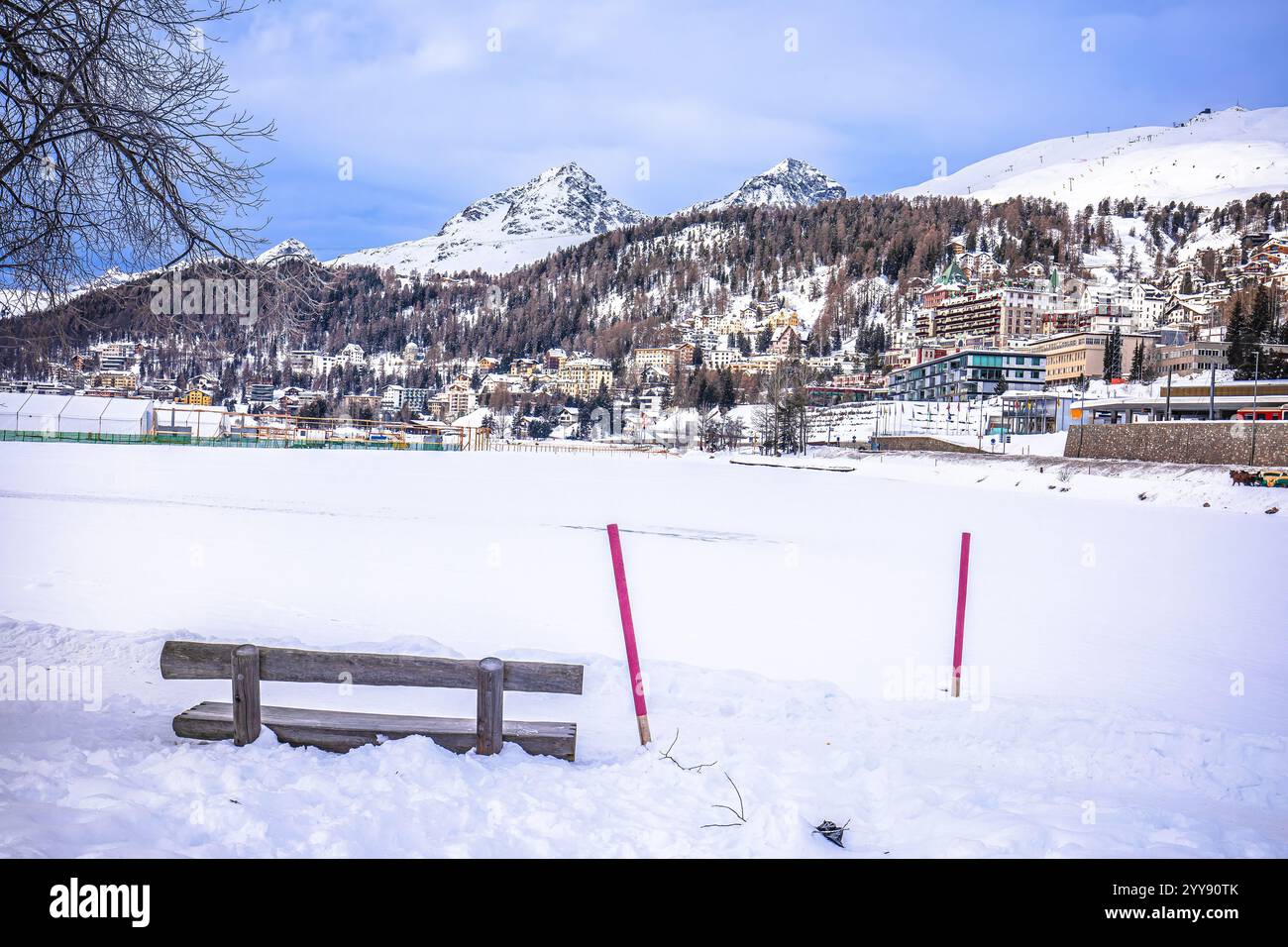 Blick auf die Stadt Sankt Moritz vom gefrorenen See im Winterschnee, Alpen in der Schweiz Stockfoto