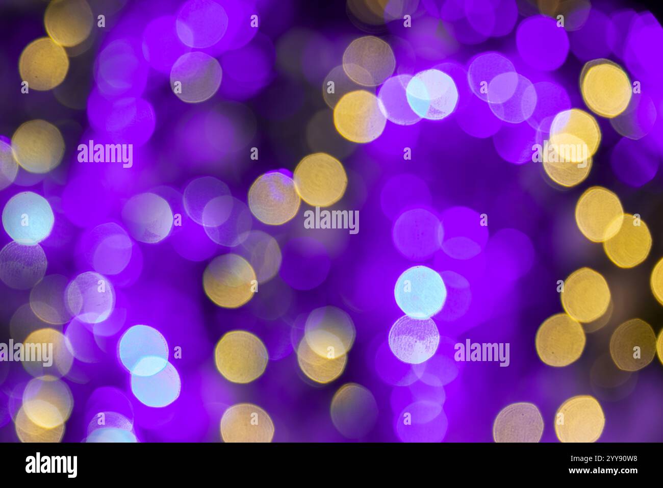 Violette und goldene Bokeh-Feiertage Lichter bei Nacht, Karneval-Karneval-weihnachten oder Silvester-Party Hintergrund Stockfoto
