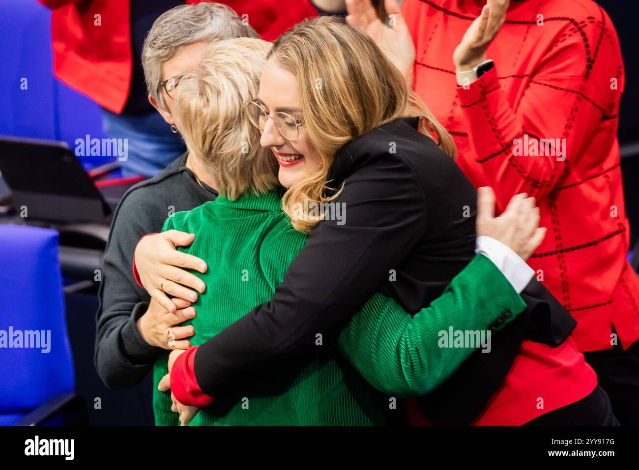 20. Dezember 2024, Berlin: Katharina Dröge (r), Ko-Vorsitzende der Fraktion Bündnis 90/die Grünen im Bundestag, und Britta Haßelmann (l, Hidden), Ko-Vorsitzende der Fraktion Bündnis 90/die Grünen im Bundestag, Hug Renate Künast (Bündnis 90/die Grünen, M), Abgeordnete des Deutschen Bundestages, nach ihrer letzten Rede im Plenum des Deutschen Bundestages. Auf der Tagesordnung der 208. Sitzung stehen Abstimmungen über die Finanzierung des Deutschlandtickets und eine Änderung des Energiewirtschaftsgesetzes sowie Debatten über die Einführung von Tierhaltungslogos in Restaurants und Stockfoto
