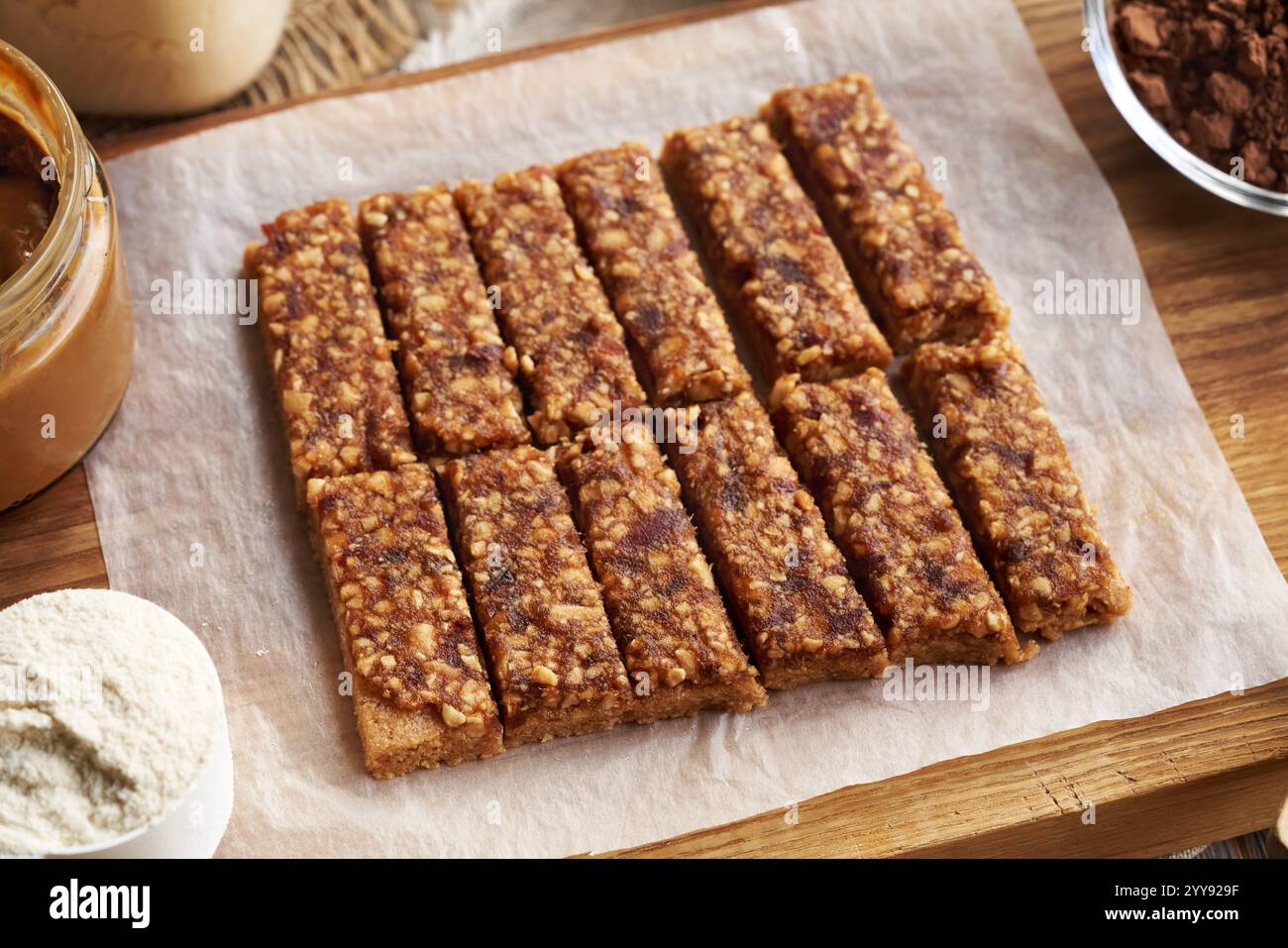 Hausgemachte gesunde Snackbars aus Molkenproteinpulver, Erdnussbutter, Ahornsirup und rohen Datteln Stockfoto