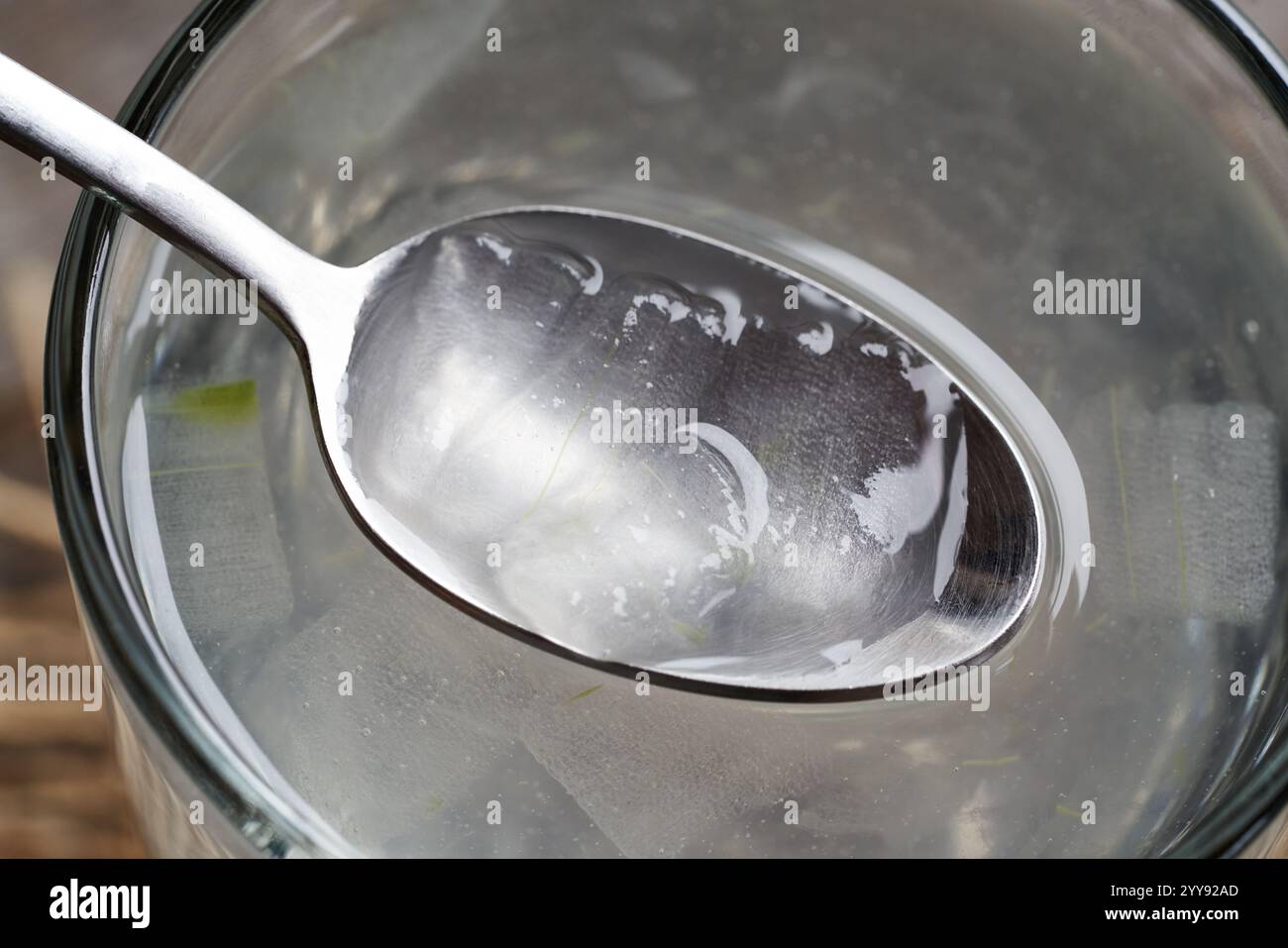 Frisches Aloe Vera-Fruchtfleisch oder Fleisch auf einem Löffel über einem Glas Saft Stockfoto