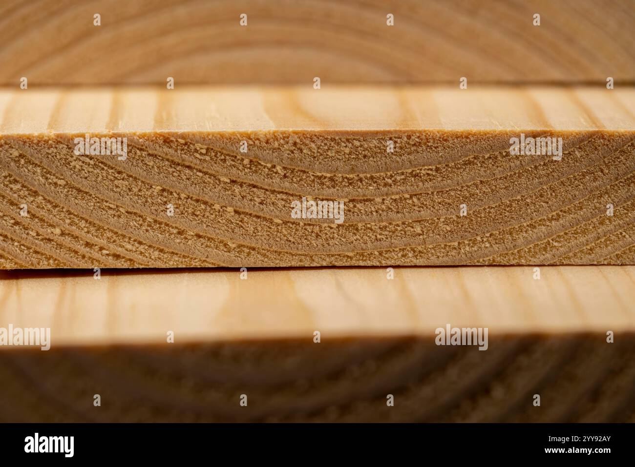 Kiefernholz für Bauarbeiten, Holzbretter für Bau- und Reparaturarbeiten aus Holz, Nahaufnahme Stockfoto