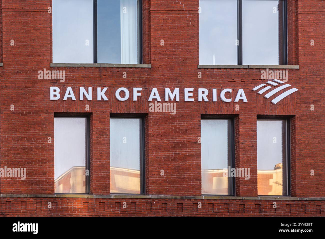 Boston, MA, USA-18. Dezember 2024: Schild Reading Bank of America in einem modernen Bürogebäude. Die Bank of America ist ein Bank- und finanzdienstleistungsunternehmen Stockfoto