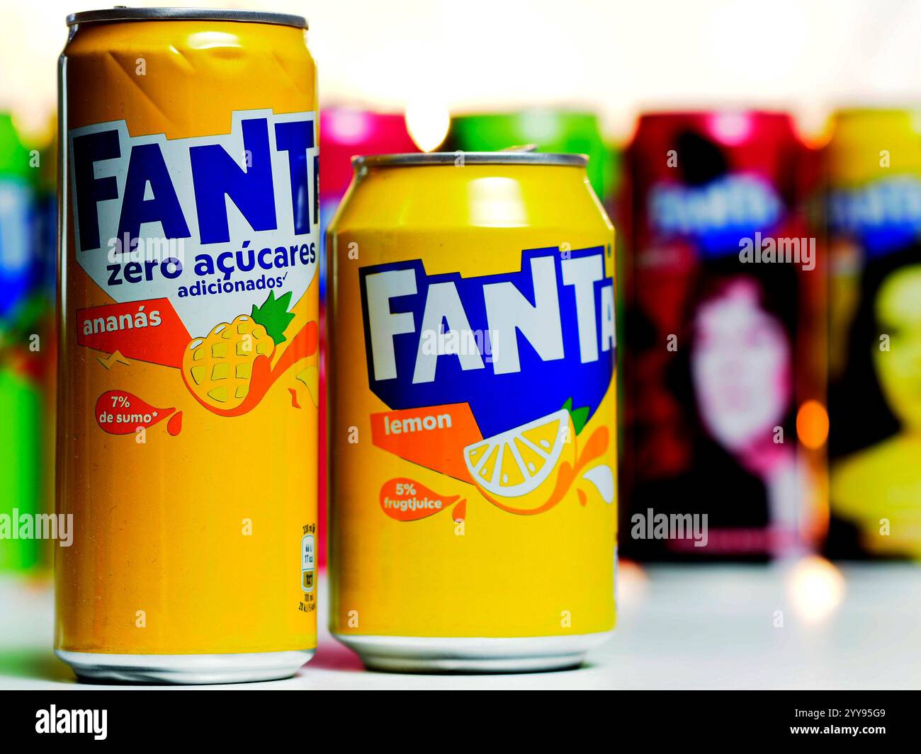 Bayern, Deutschland - 20. Dezember 2024: In dieser Foto-Illustration, Dosen von Fanta mit Ananas- und Zitronenaromen. Stockfoto