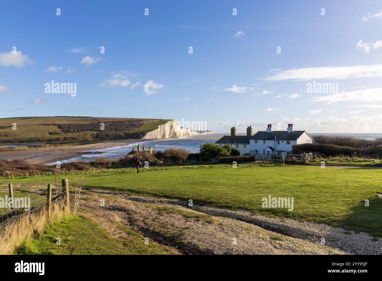 Cottages der Küstenwache auf Seaford Head mit den Kreidefelsen der Sieben Schwestern im Hintergrund. East Sussex, Großbritannien Stockfoto