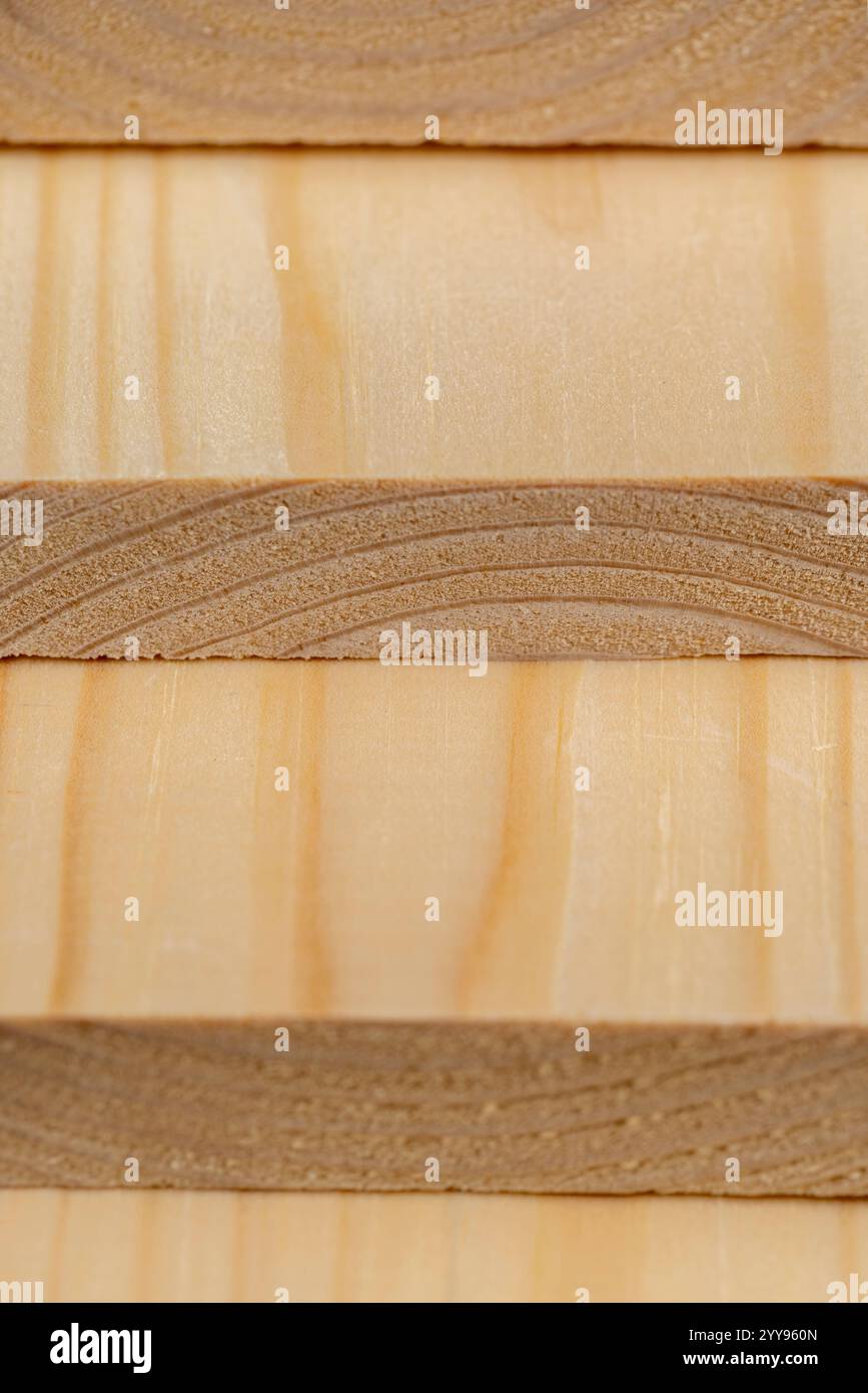 Brett aus Kiefernholz für Bauarbeiten, Holzbretter für Bau- und Reparaturarbeiten aus Holz, Nahaufnahme Stockfoto