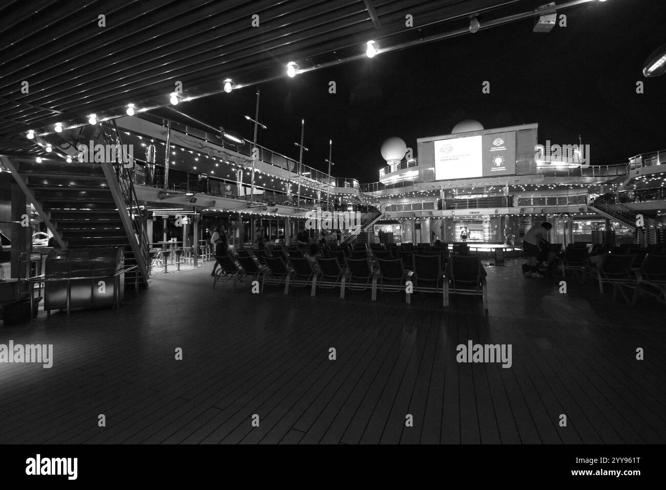 Späte Nacht auf dem Lido Deck des Kreuzfahrtschiffs Carnival Dream. Stockfoto