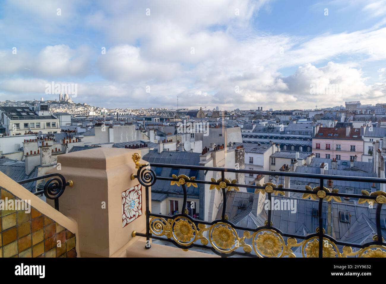 Es gibt einen schönen Balkon, der einen atemberaubenden Blick auf die ganze Stadt bietet, was es zu einem perfekten Ort macht, um zu entspannen und die Umgebung zu genießen. Paris, Frankreich Stockfoto