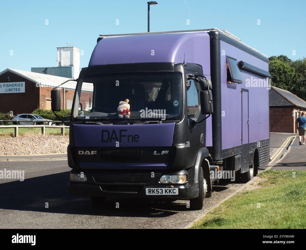 Menschen, die einen alternativen Lebensstil in einem Kastenwagen-Van leben, der in ein Wohnmobilheim am Heck umgewandelt wurde, für ein Paar, das außerhalb des Stromnetzes in Großbritannien lebt. Stockfoto