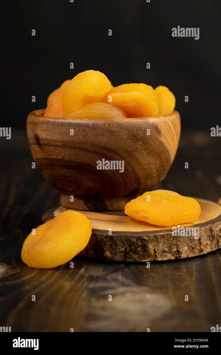 Getrocknete Aprikosen in einer Schüssel Nahaufnahme, süße getrocknete Früchte getrocknete Aprikosenstücke Stockfoto
