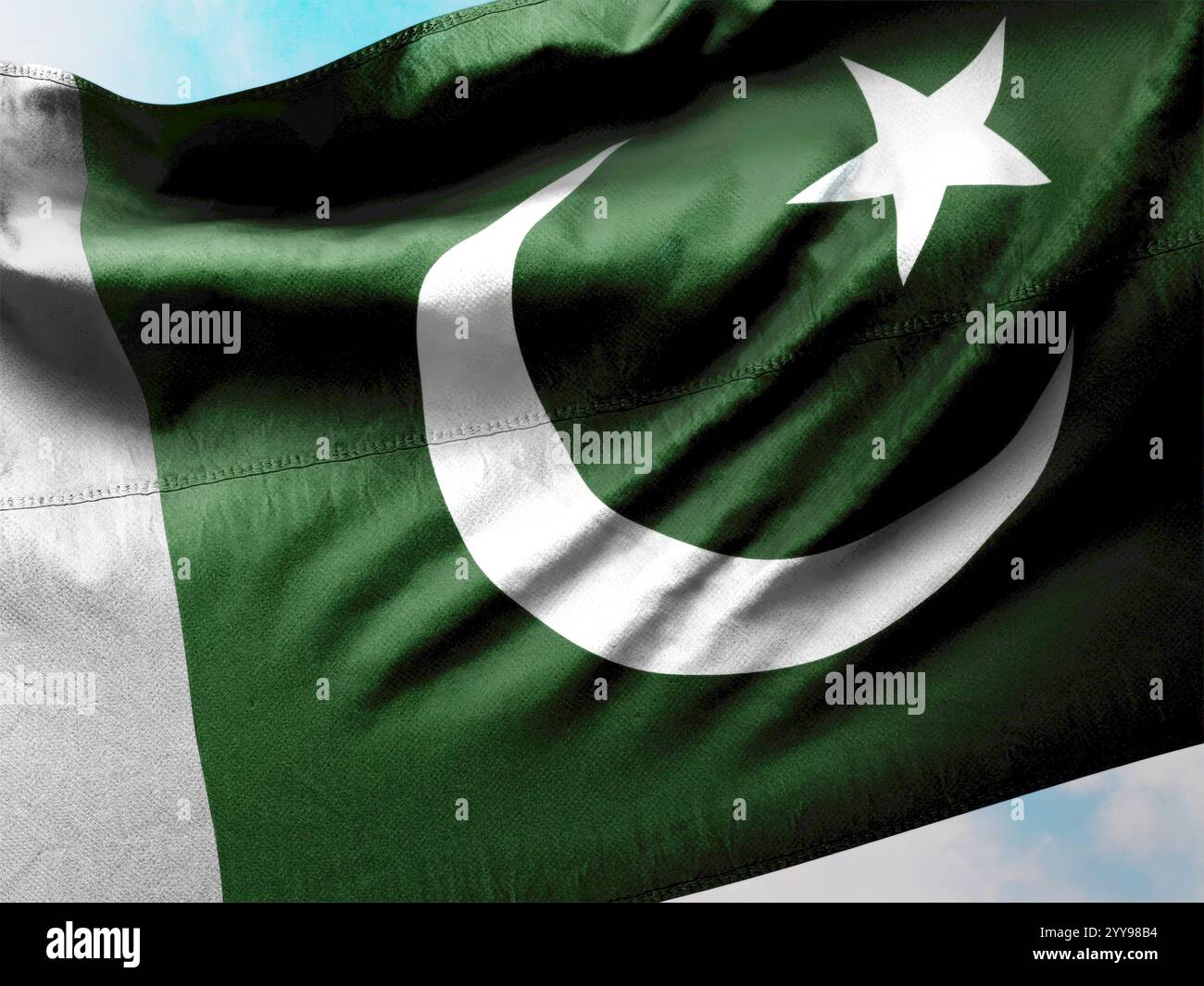 Symbol der Einheit und Stärke im Himmel. 3D-Abbildung der pakistanischen Flagge, Stockfoto