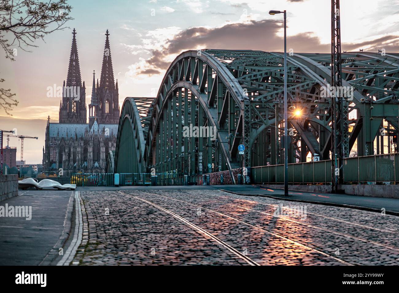 Köln – 22. April 2024: Touristen besuchen den Kölner Dom und die Hohenzollernbrücke bei Sonnenuntergang Stockfoto