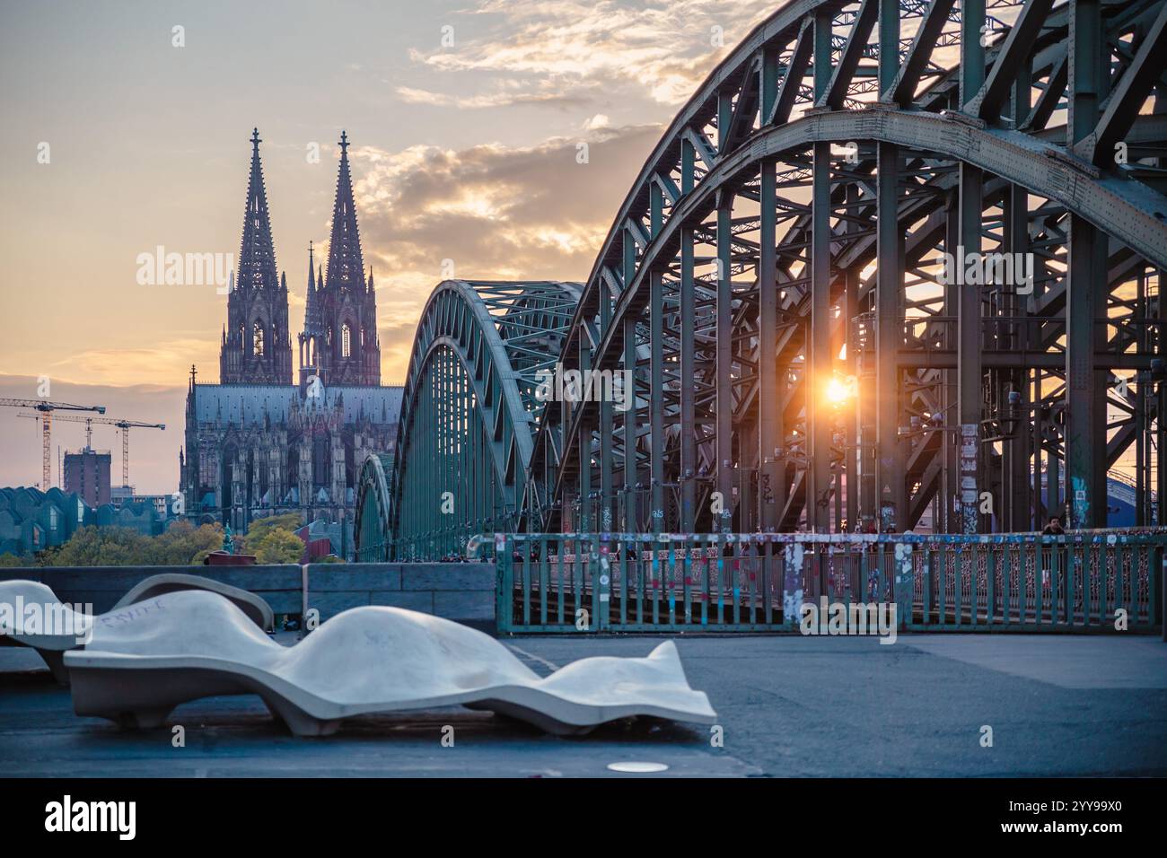 Köln – 23. April 2024: Touristen besuchen den Kölner Dom und die Hohenzollernbrücke bei Sonnenuntergang Stockfoto