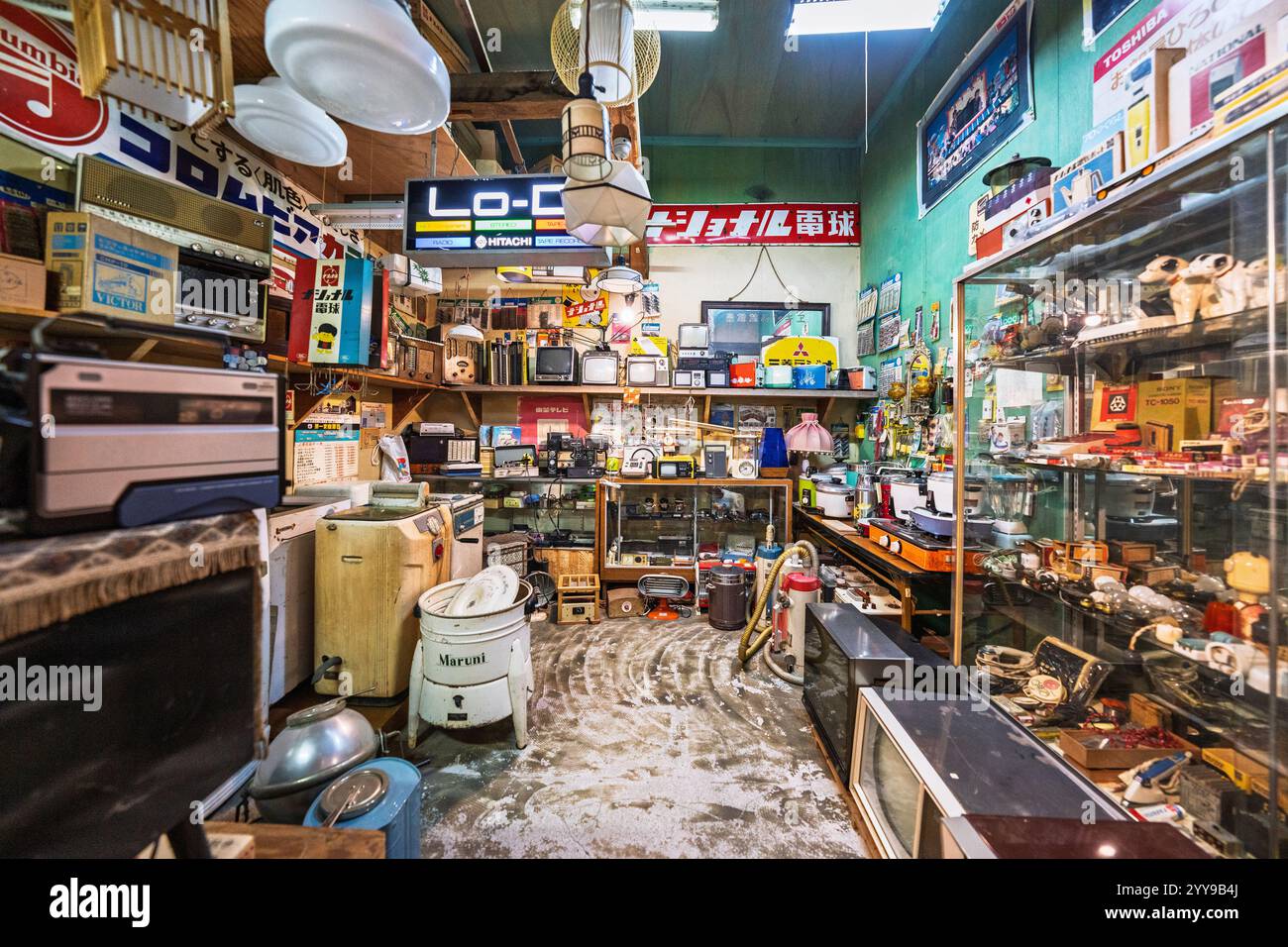 TAKAYAMA, JAPAN - 1. AUGUST 2023: Nachbildung eines Elektronikgeschäfts im Showa Museum in Takayama. Die Showa-Ära (1926–89) gilt als eine Zeit von Stockfoto