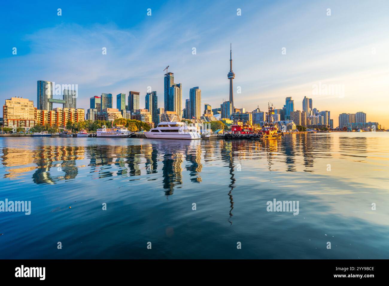 Die Skyline und der Turm der Stadt Toronto, Kanada, auf dem Lake Ontario bei Sonnenaufgang. Stockfoto