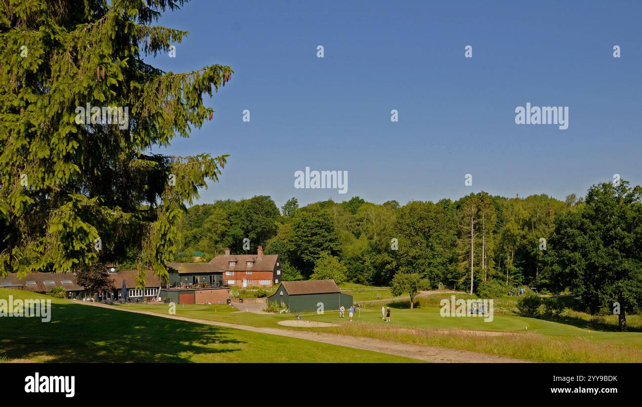 Blick über den Pfad zum 18th Green und Clubhouse, Sweetwoods Golf Club, Edenbridge, Kent, England Stockfoto