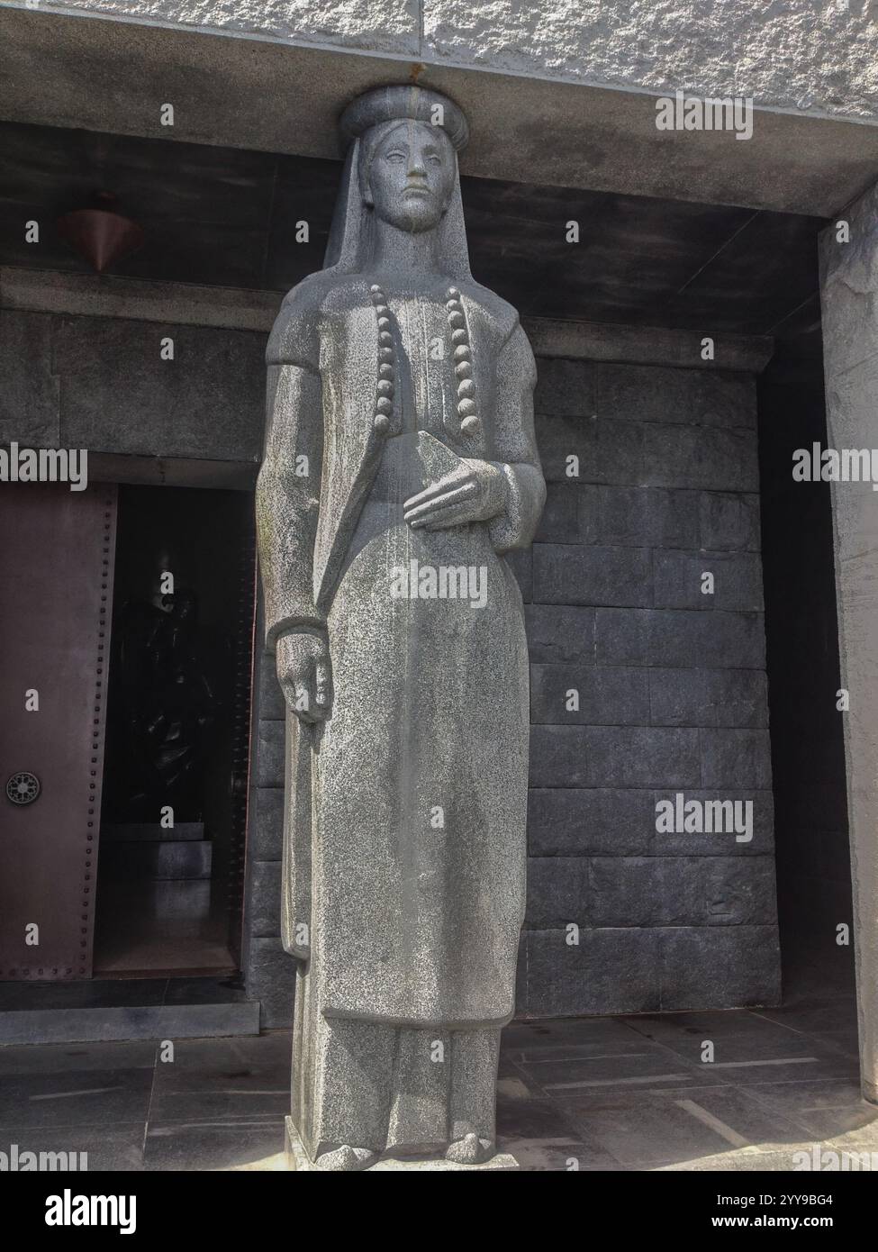 Karyatiden Steinschnitzerei einer weiblichen Statue am Eingang des Mausoleums von Njegos, Lovćen Nationalpark, Montenegro, Balkan Stockfoto