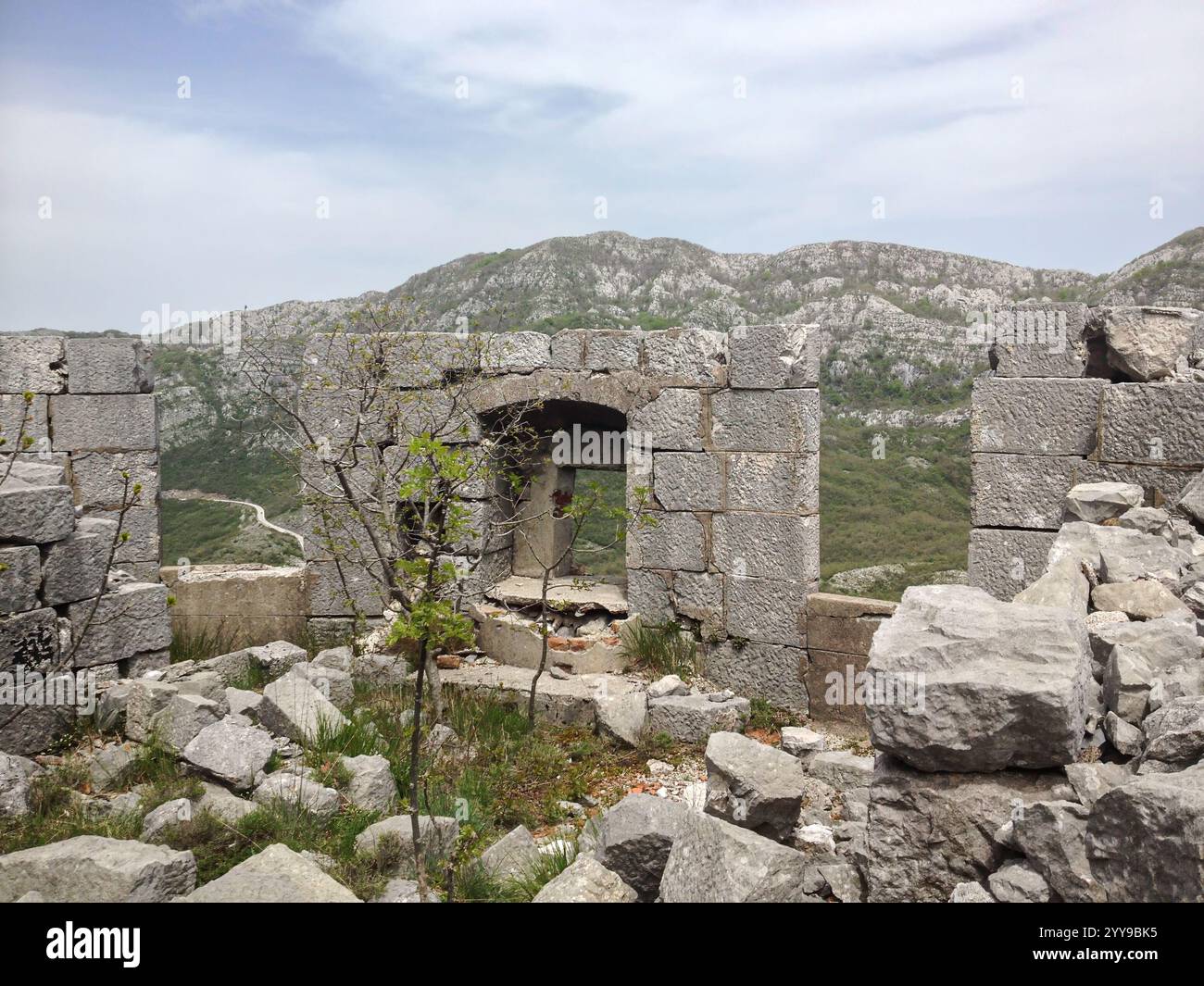 Ruinen einer Verteidigungsmauer des 9. Jahrhunderts Festung des österreichisch-ungarischen Reiches oder Festung unter Grkovac, Montenegro, Balkan Stockfoto