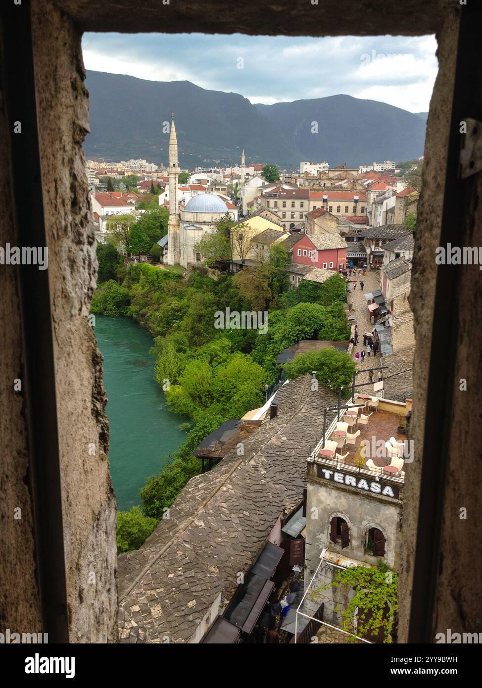 Blick vom alten Fenster auf den Alten Basar und die Koski Mehmed Pascha Moschee, Mostar, Bosnien und Herzegowina, Balkan Stockfoto