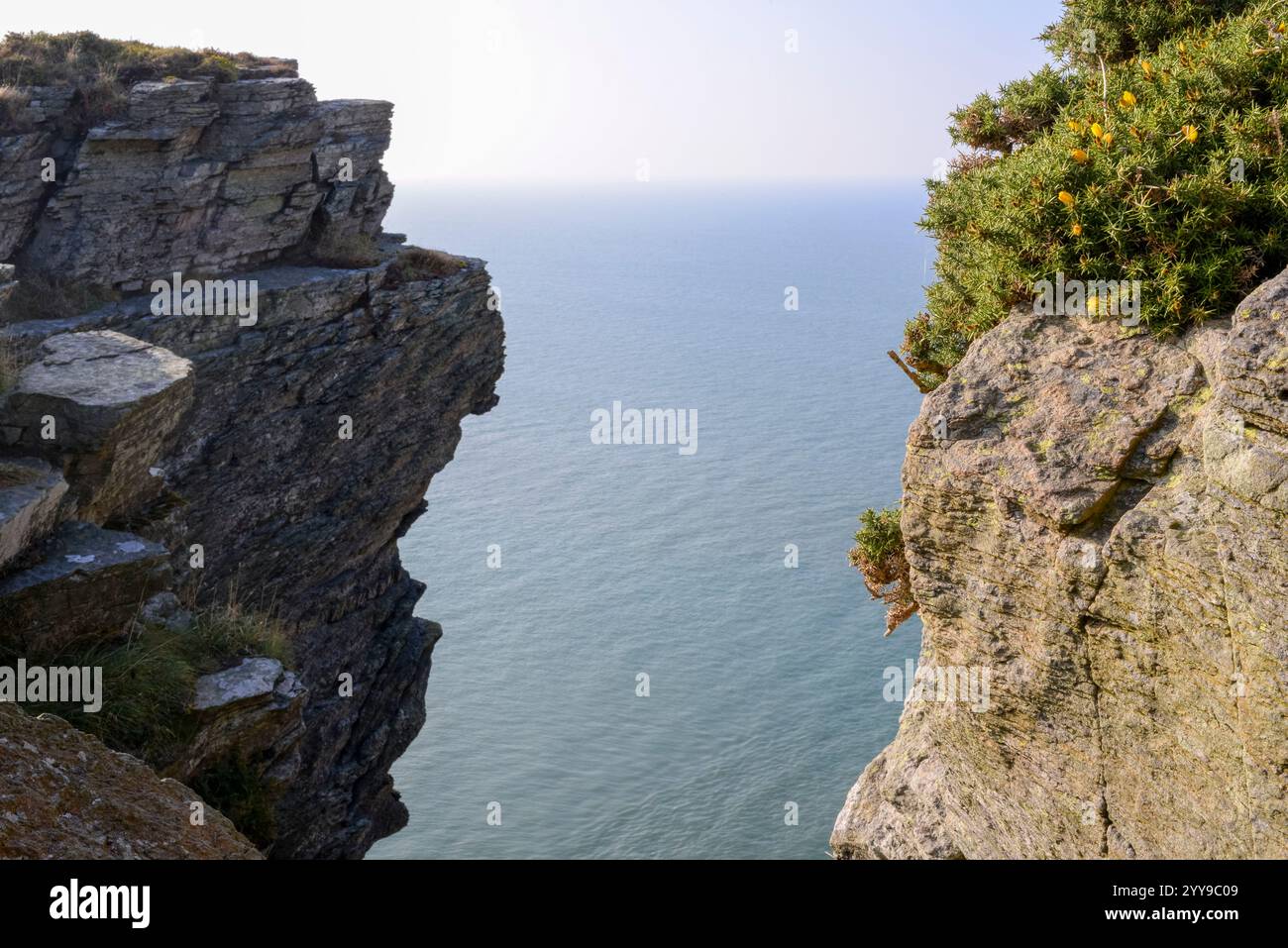 Blick auf das Meer durch eine Lücke zwischen steilen Felswänden. Stockfoto