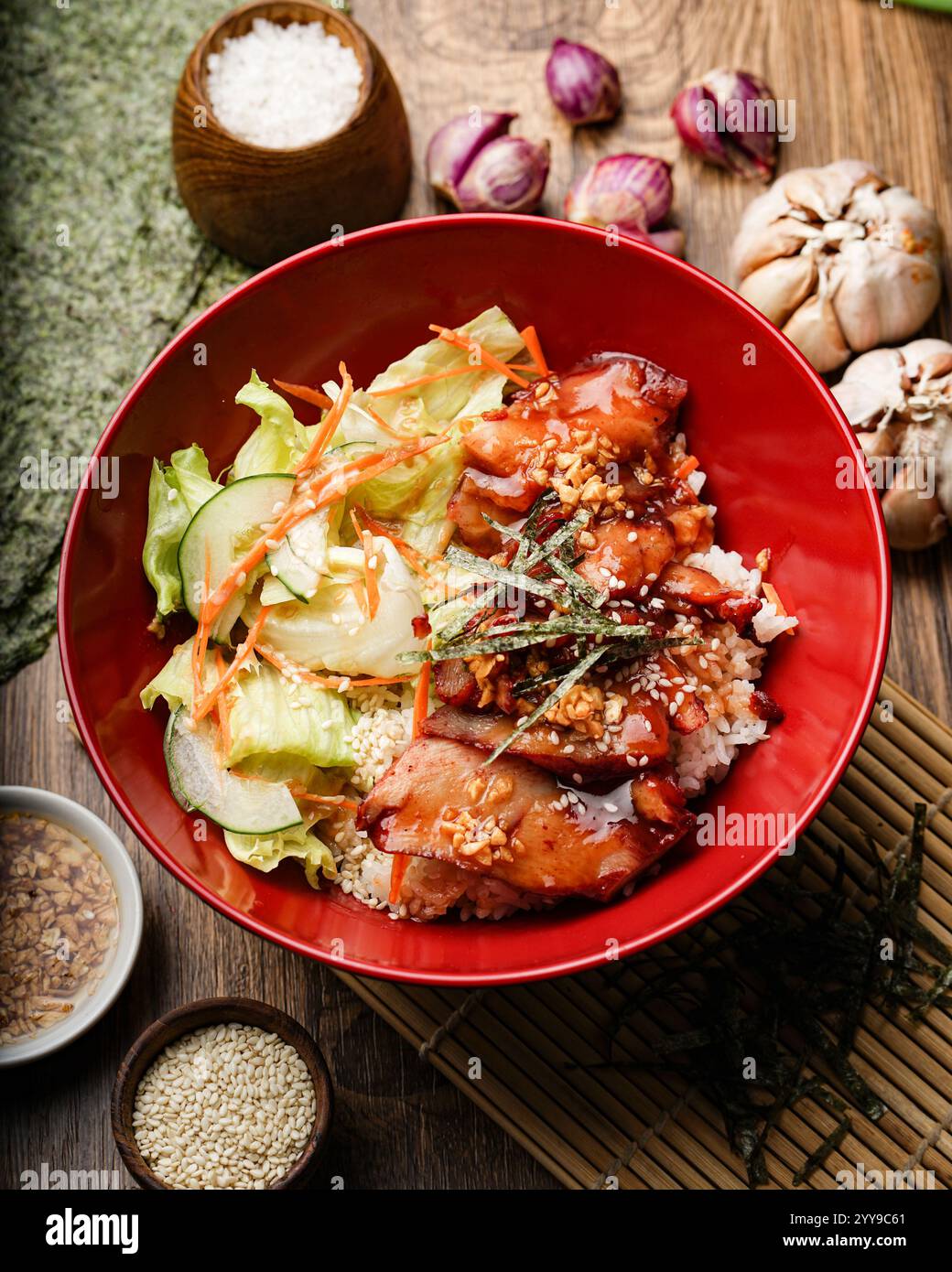 Blick von oben auf eine lebendige asiatische Mahlzeit mit mehreren ...