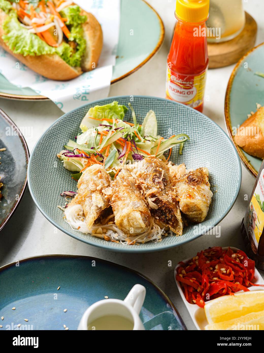 🥢✨ Ein Match im Feinschmeckerhimmel! Dieser bún Chả Giò – knuspriger goldener Frühling rollt auf einem Bett aus frischem Vermicelli, lebendigem Grün und einem Hauch von würzigem fisch Stockfoto