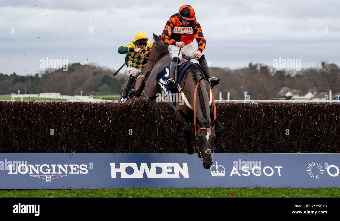 Ascot, Berkshire, Freitag, den 20. Dezember 2024; Jockey Ben Jones erholt sich an Bord von Personal Ambition, verliert und gewinnt dann wieder die Zügel, aber es war nicht einmal der Sieg, als Mark of Gold und Caoilin Quinn den Preis wegen des letzten Fehlers für die Trainer Gary & Josh Moore und die Besitzerin Stevie Fisher & Friends schnappen. Credit JTW equine Images / Alamy Live News. Stockfoto