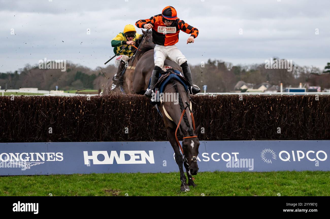 Ascot, Berkshire, Freitag, den 20. Dezember 2024; Jockey Ben Jones erholt sich an Bord von Personal Ambition, verliert und gewinnt dann wieder die Zügel, aber es war nicht einmal der Sieg, als Mark of Gold und Caoilin Quinn den Preis wegen des letzten Fehlers für die Trainer Gary & Josh Moore und die Besitzerin Stevie Fisher & Friends schnappen. Credit JTW equine Images / Alamy Live News. Stockfoto