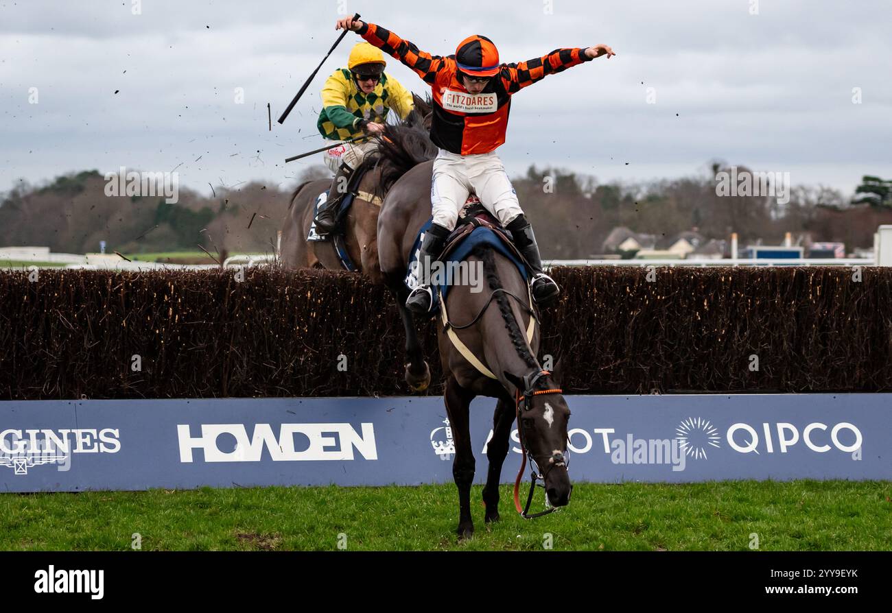 Ascot, Berkshire, Freitag, den 20. Dezember 2024; Jockey Ben Jones erholt sich an Bord von Personal Ambition, verliert und gewinnt dann wieder die Zügel, aber es war nicht einmal der Sieg, als Mark of Gold und Caoilin Quinn den Preis wegen des letzten Fehlers für die Trainer Gary & Josh Moore und die Besitzerin Stevie Fisher & Friends schnappen. Credit JTW equine Images / Alamy Live News. Stockfoto